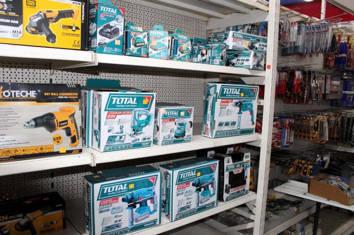 Nous commercialisons des outils pour les bricoleurs.